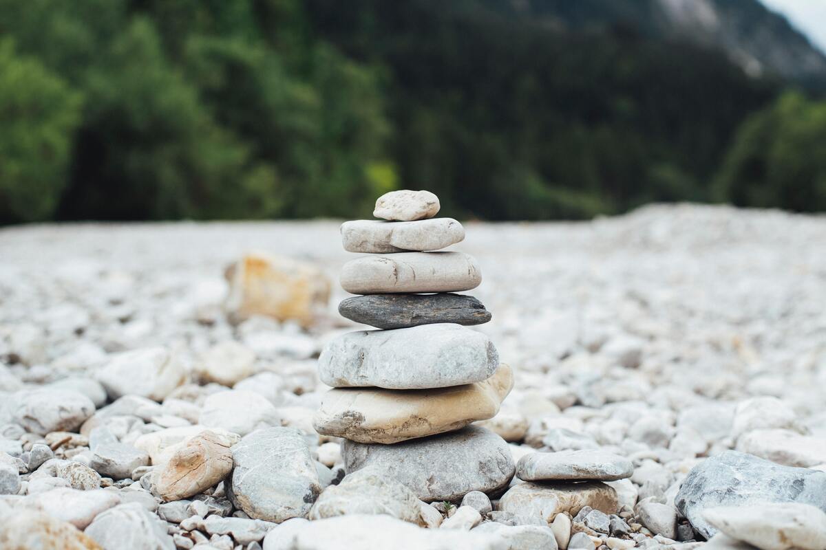 Pedras equilibradas sobre outras. 