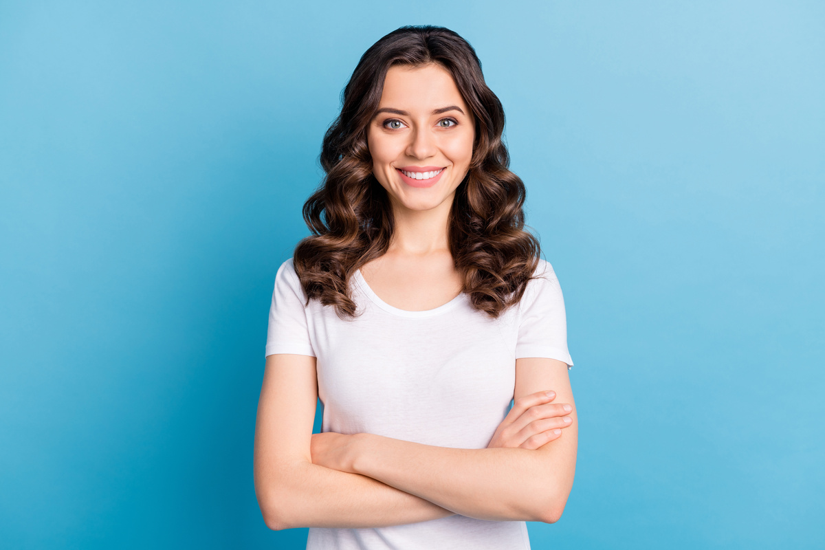 Mulher com roupa branca em fundo azul