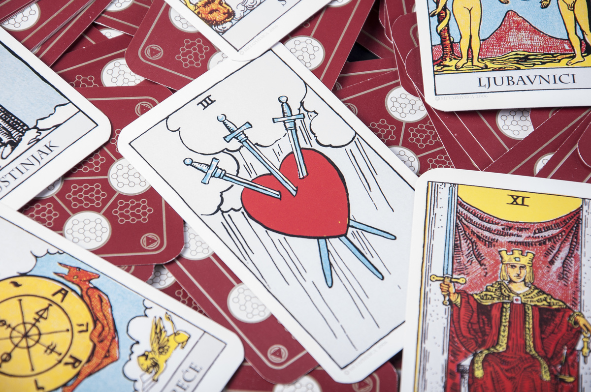 Carta 3 de Espadas do Tarot ao lado de outras cartas