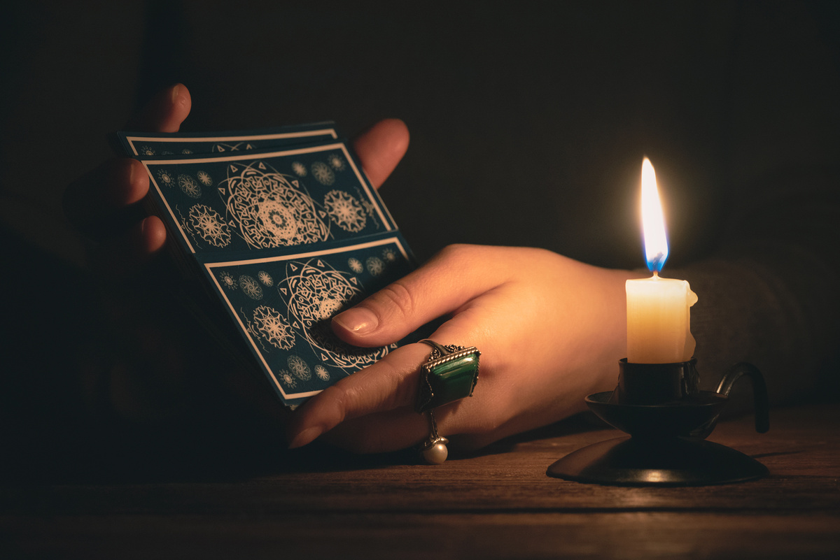 Pessoa tirando cartas de Tarot