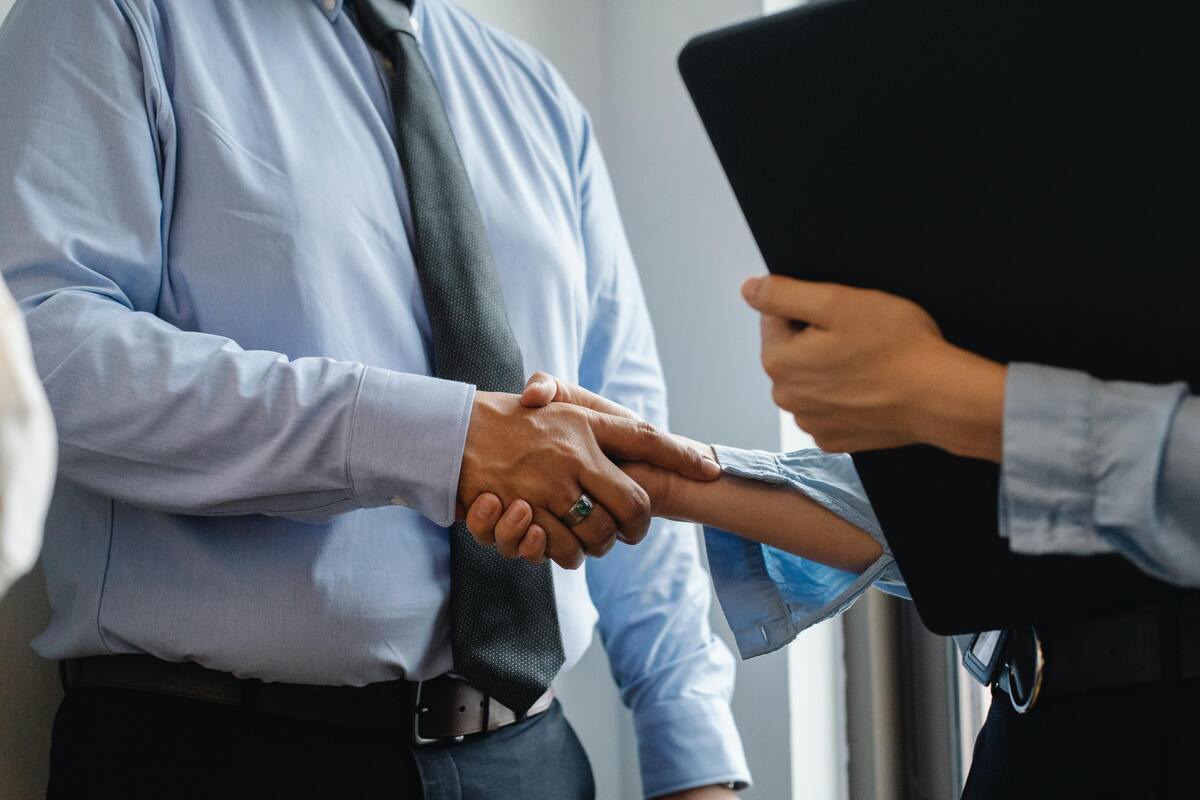 Chefe e trabalhador apertando as mãos