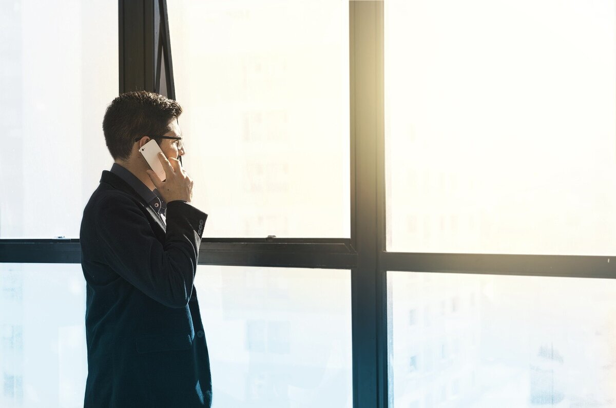 Executivo no trabalho falando ao telefone.