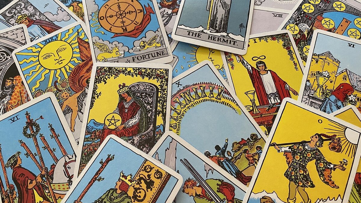 Cartas de Tarot espalhadas.