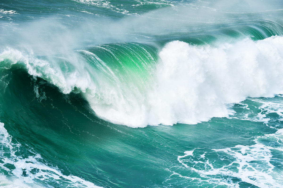 Ondas grandes e esverdeadas perdendo força.