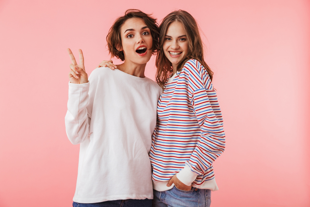 Primas abraçadas e felizes.