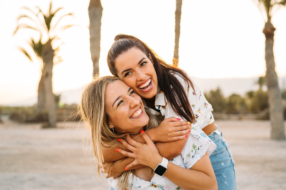 Primas abraçadas na rua.