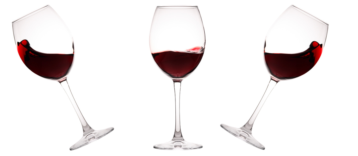 Três taças de vinho tinto em fundo branco