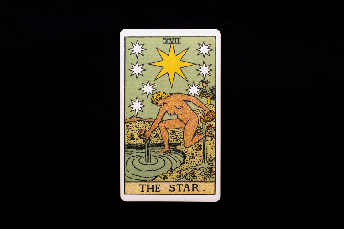 Carta A Estrela no tarot em fundo preto