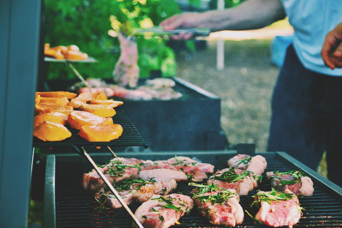 Pedaços de carne na churrasqueira.