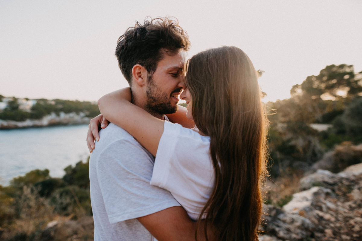 Casal se beijando na natureza