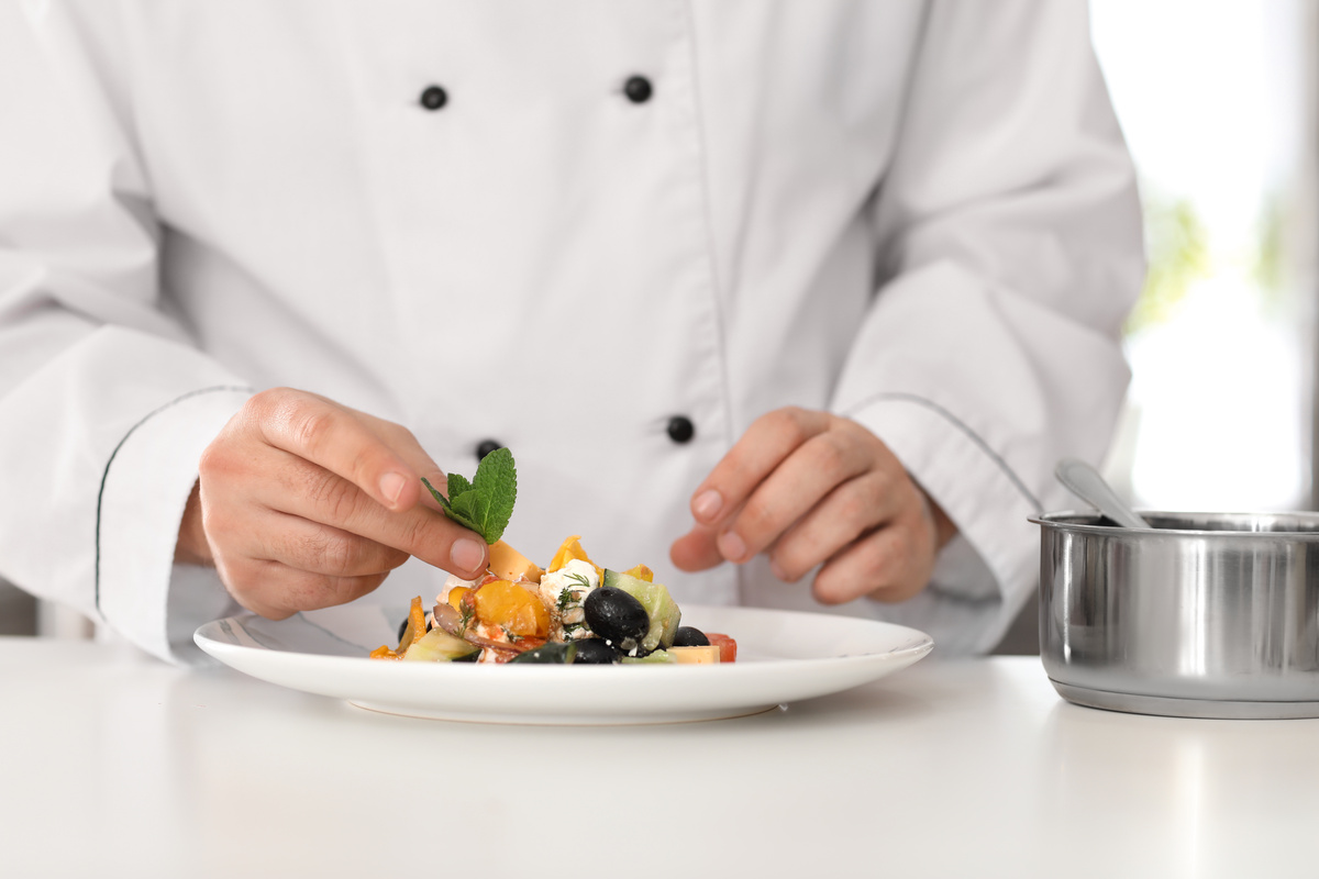 Chef de cozinha temperando comida; profissão ideal de Touro na casa 10