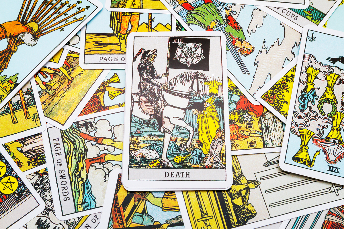 Carta A Morte em meio a outras cartas de tarot