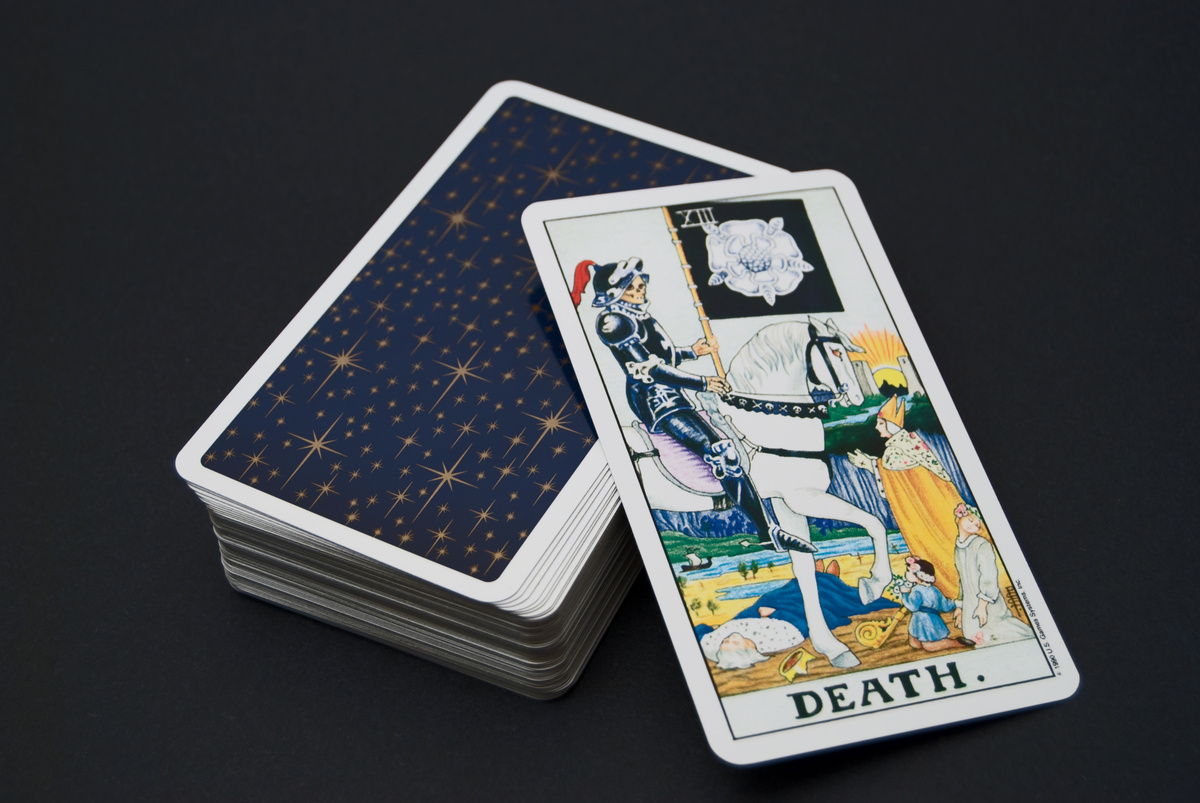 Carta A Morte ao lado de baralho de tarot