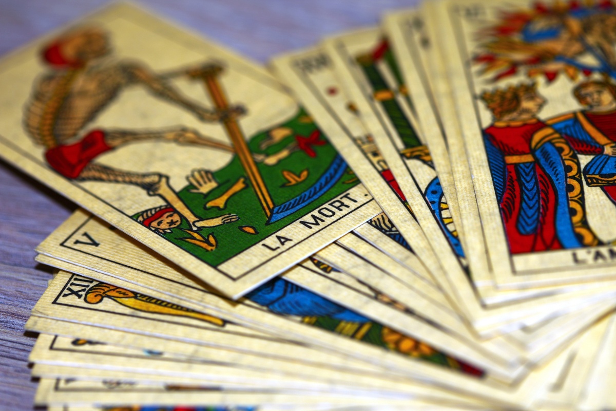 Carta A Morte misturada com outras cartas de tarot