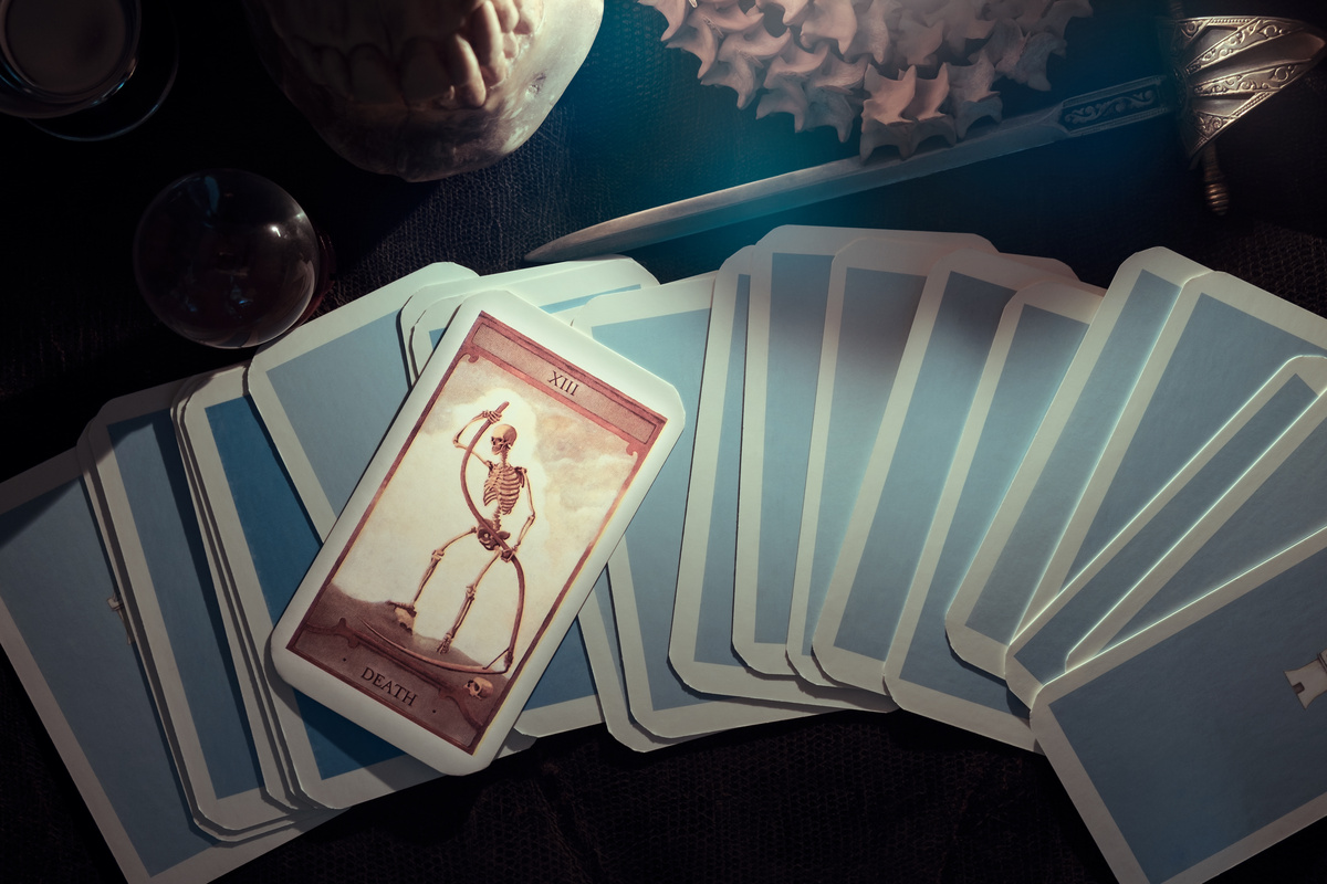 Carta A Morte em meio a outras cartas de tarot