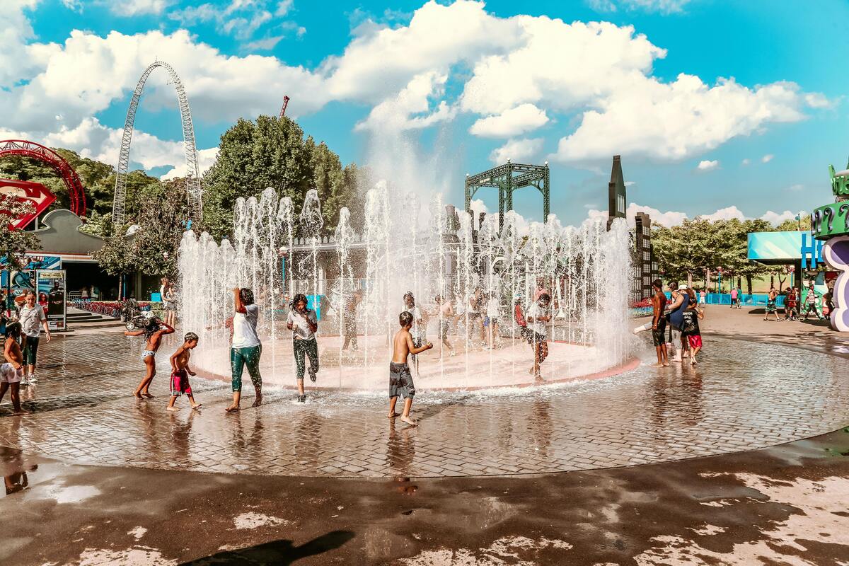 Crianças brincando em parque aquático