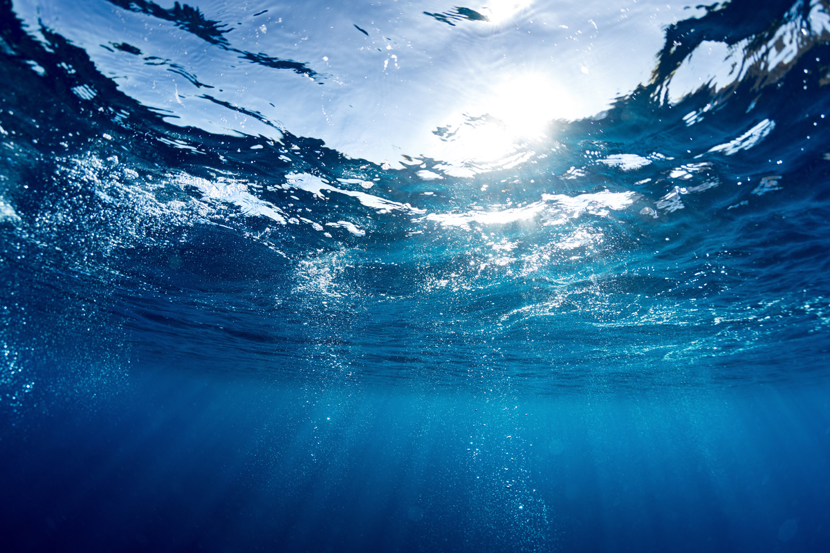 Fundo de oceano com vista para superfície, representando o elemento Água.