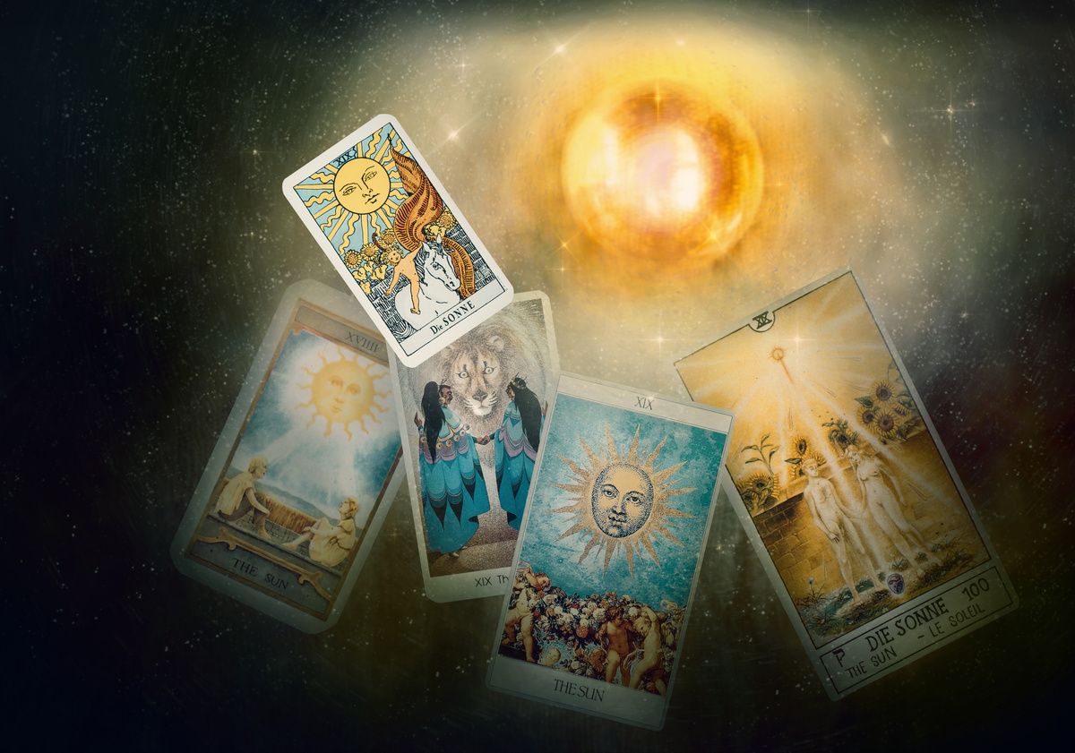 Cartas de Tarot flutuando