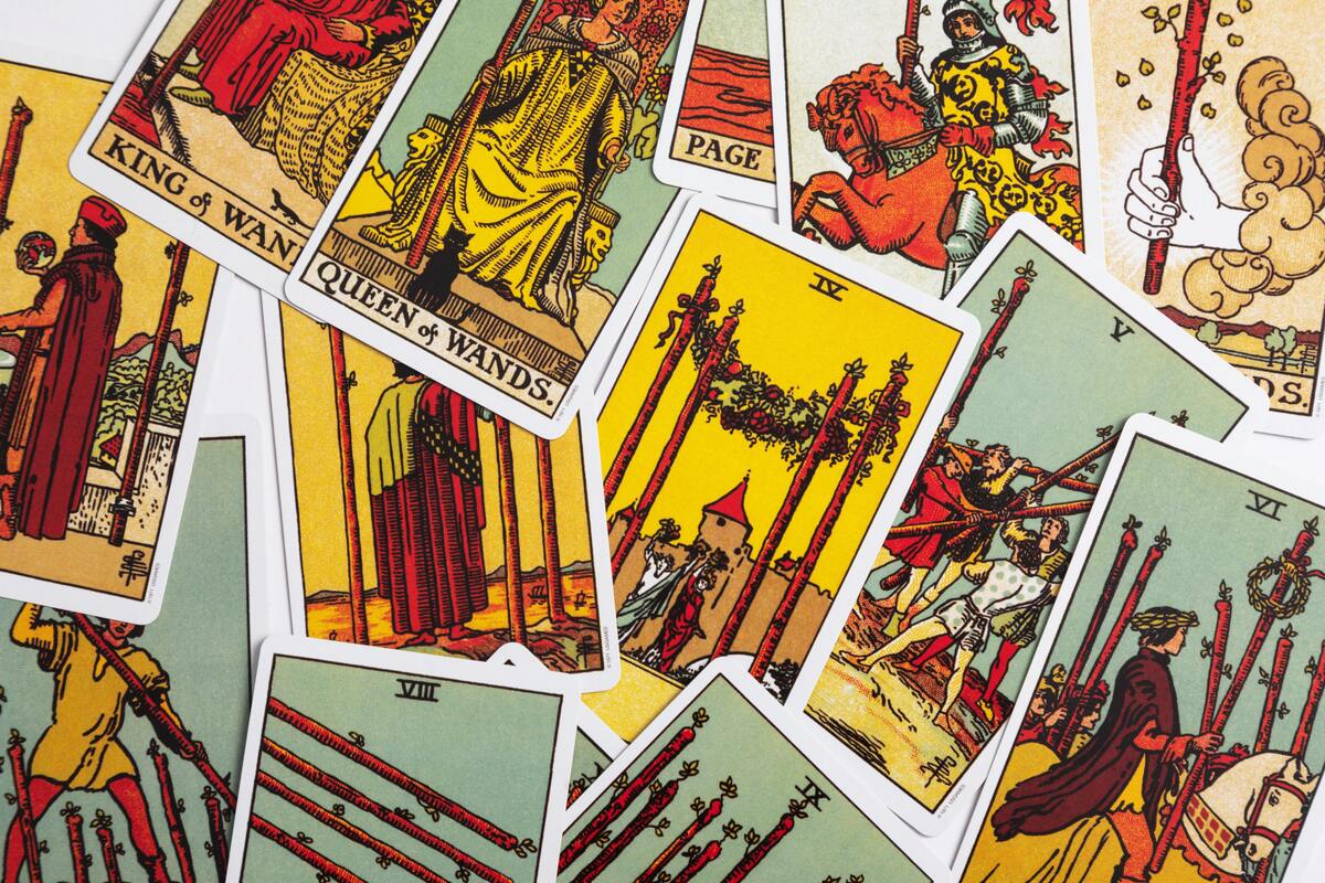 Cartas de tarot espalhadas.