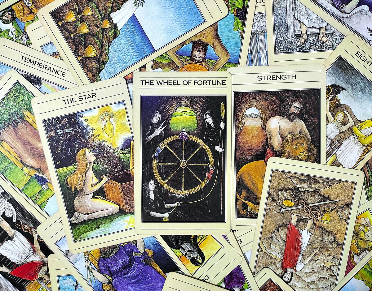 Cartas de tarot espalhadas.