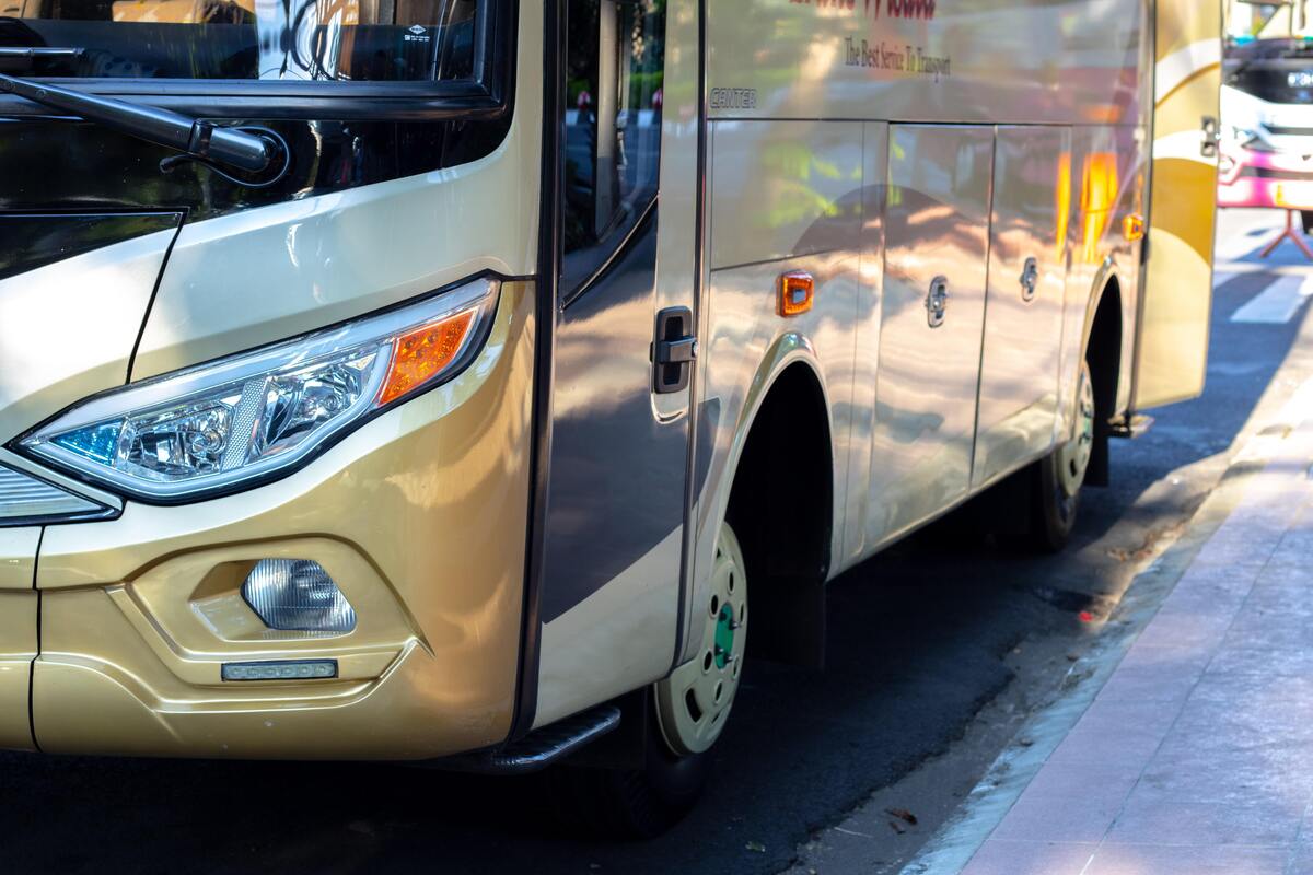 Pedaço externo de um ônibus. 