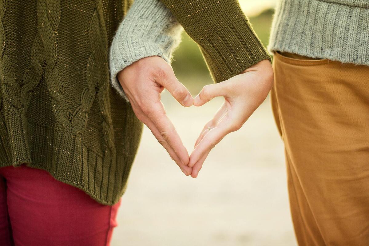 Casal de Libra e Touro fazendo coração com a mão