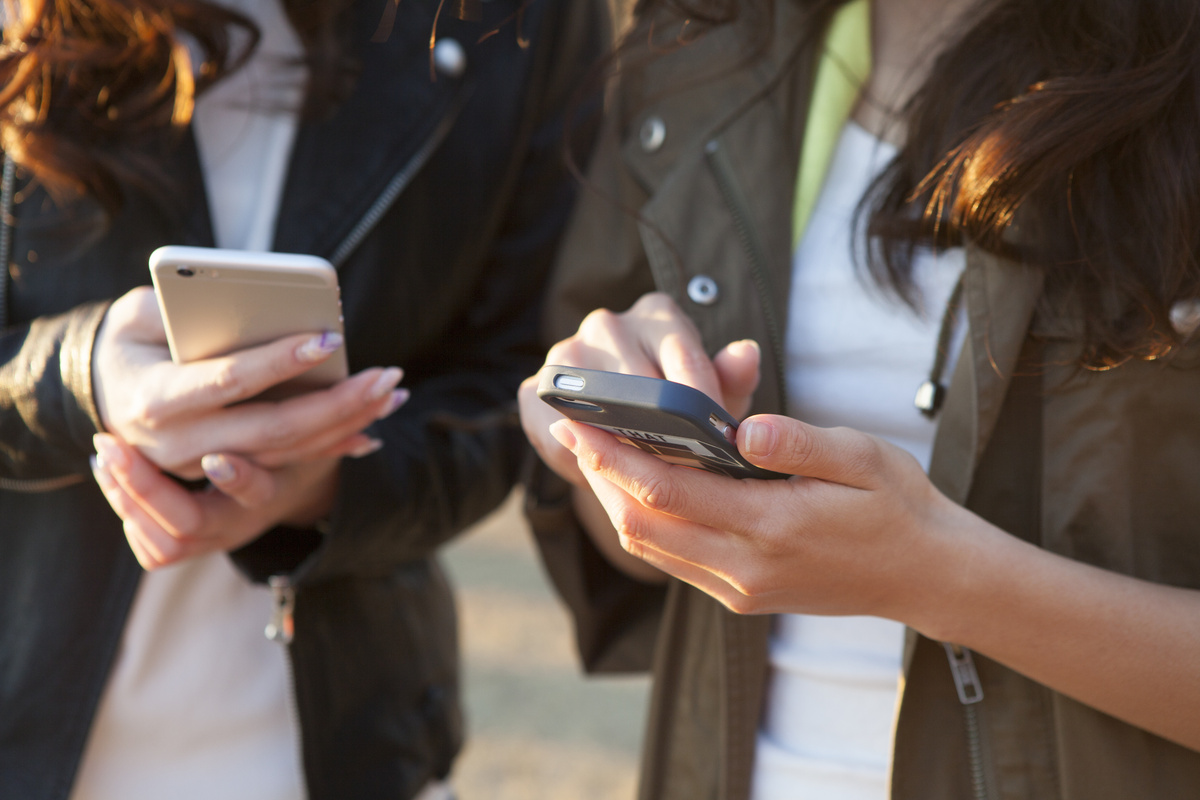 Mulheres olhando celular