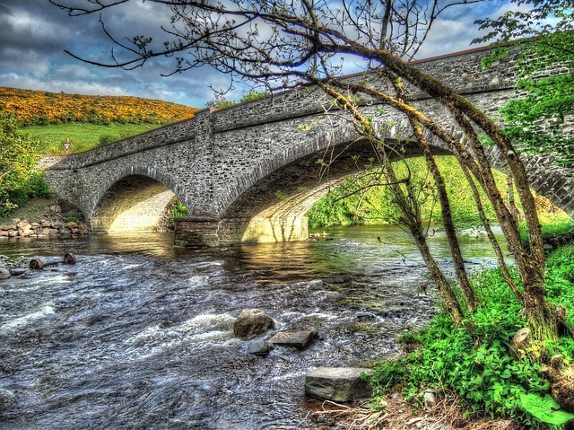 Paisagem com água corrente e ponte