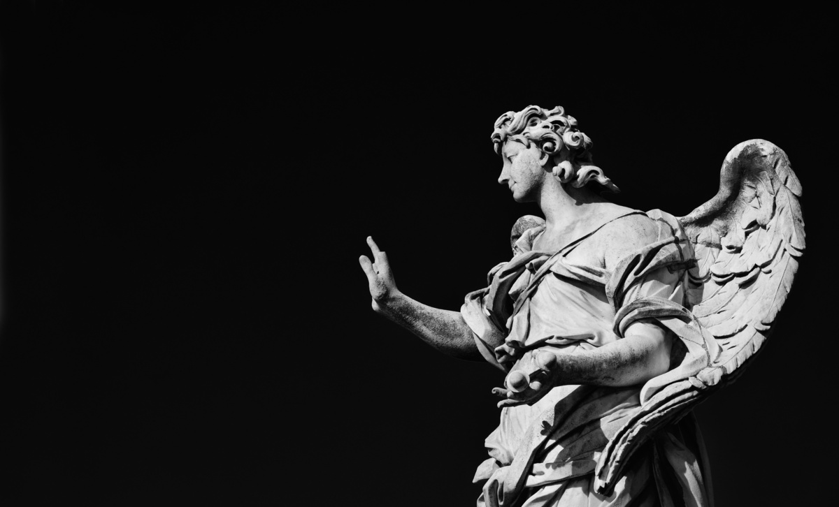 Escultura de anjo segurando os pregos da cruz de Jesus