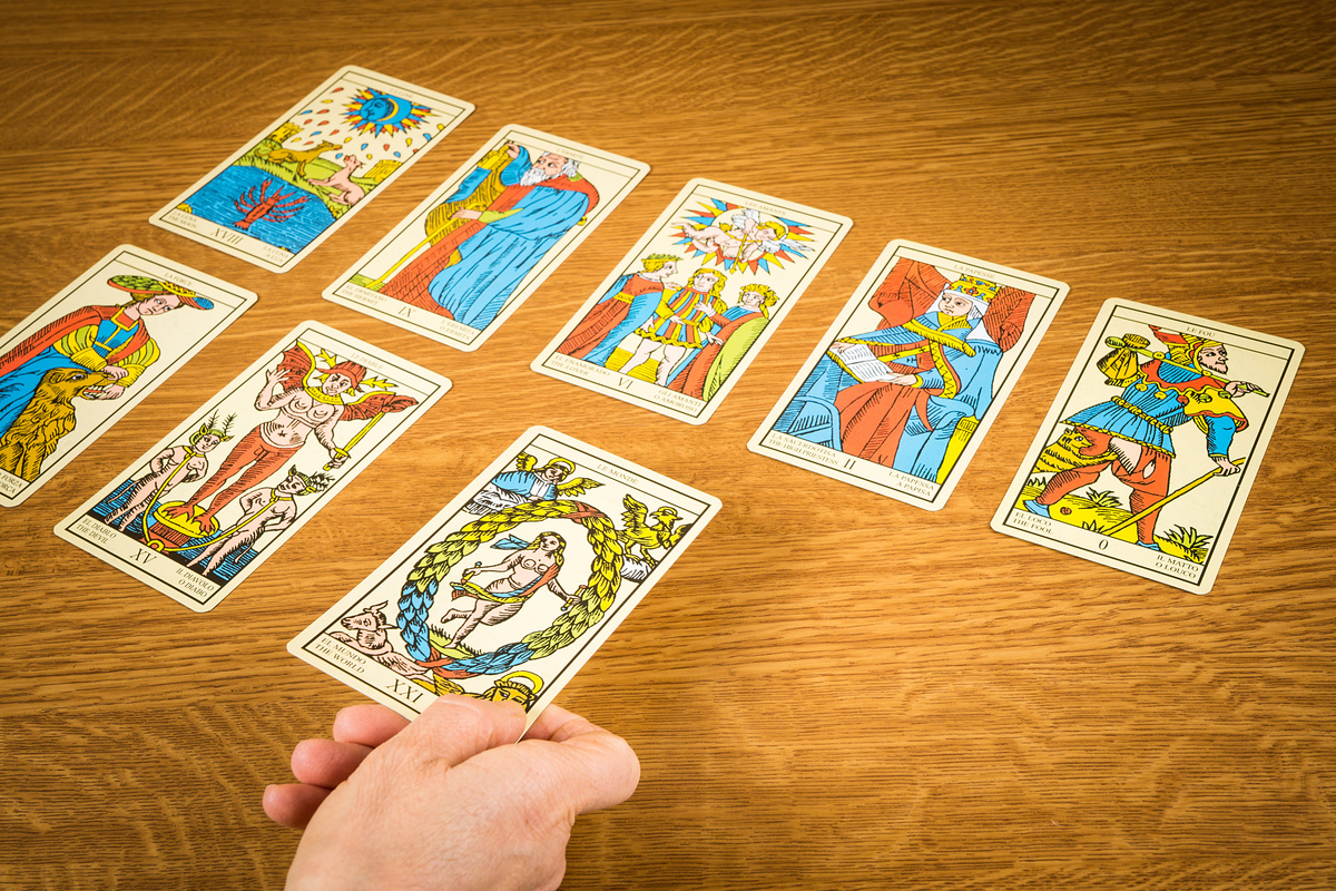 Mão com cartas de tarot.