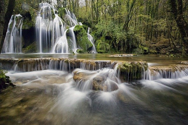 Paisagem de uma cachoeira de água limpa