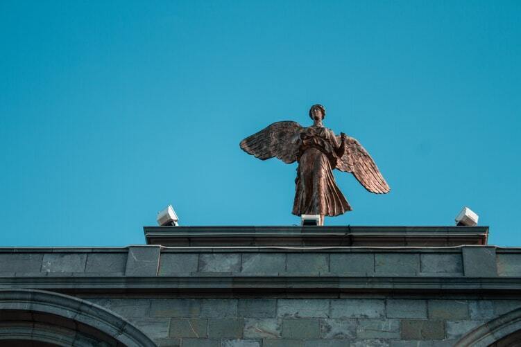 Estátua de cobre de anjo