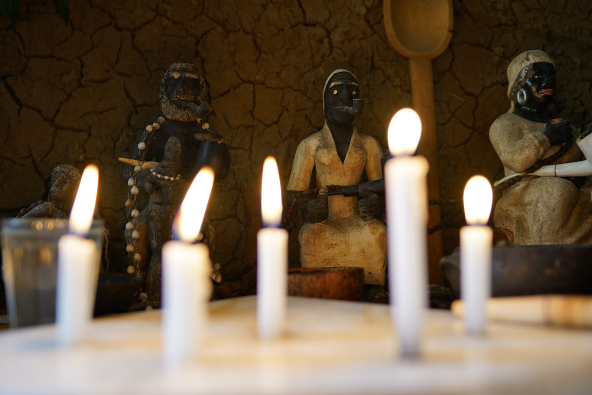 Centro de Umbanda com velas acesas.