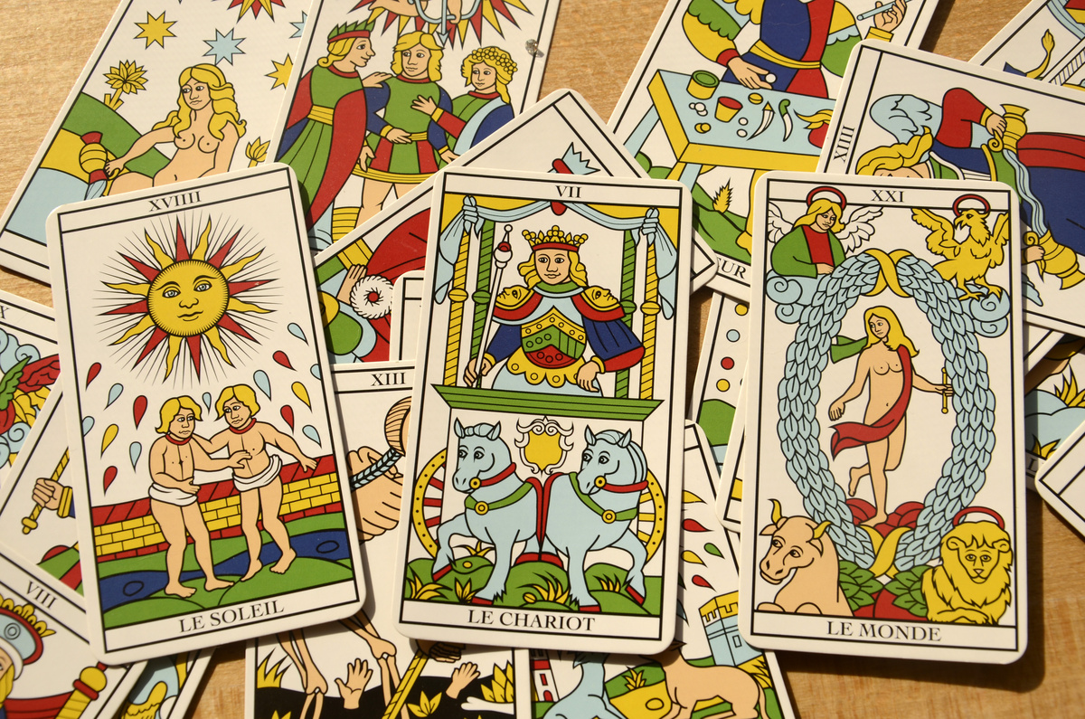 Cartas o Carro, o Sol e o Mundo no Tarot