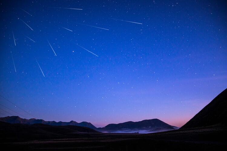 Céu com estrelas cadentes