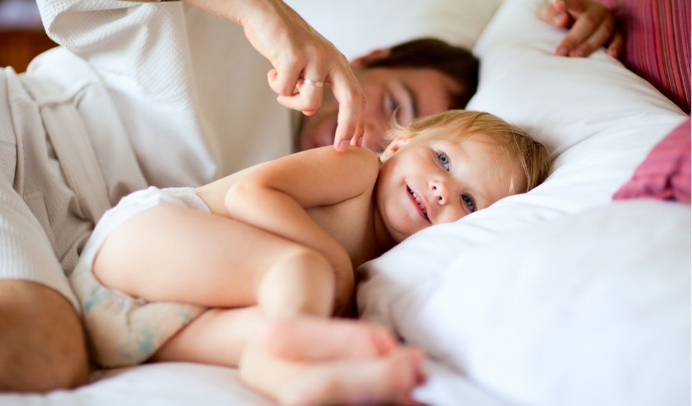 Homem brincando com menina bebê