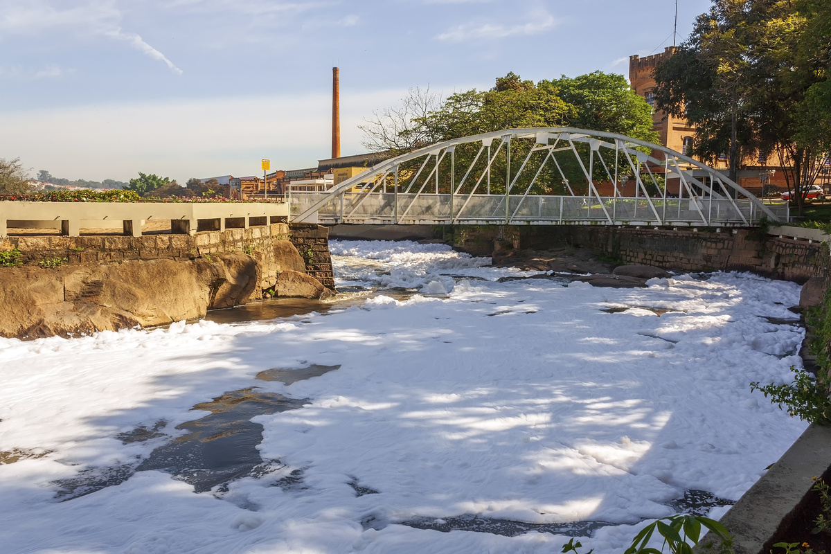 Correnteza com água suja de rio