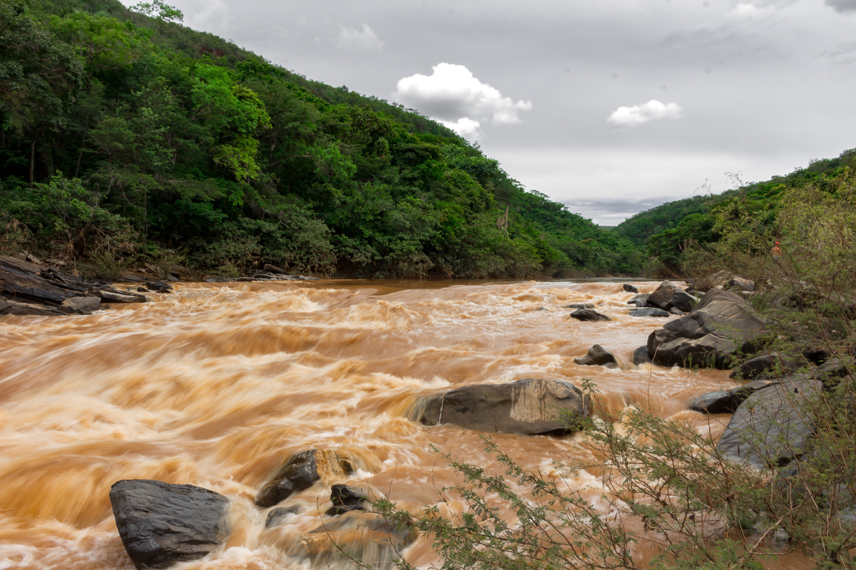 Correnteza barrenta de rio