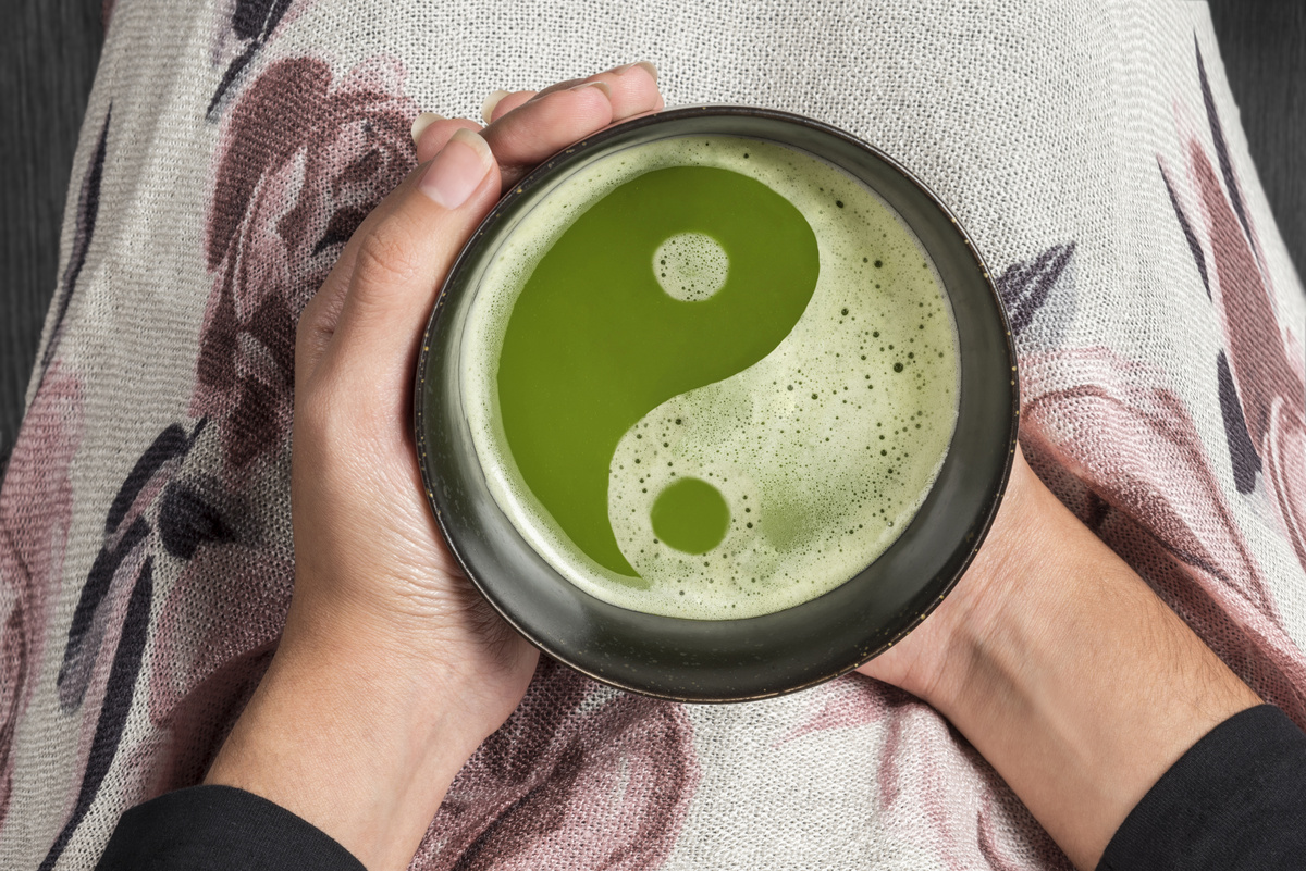 Símbolo do Yin Yang em verde em uma caneca