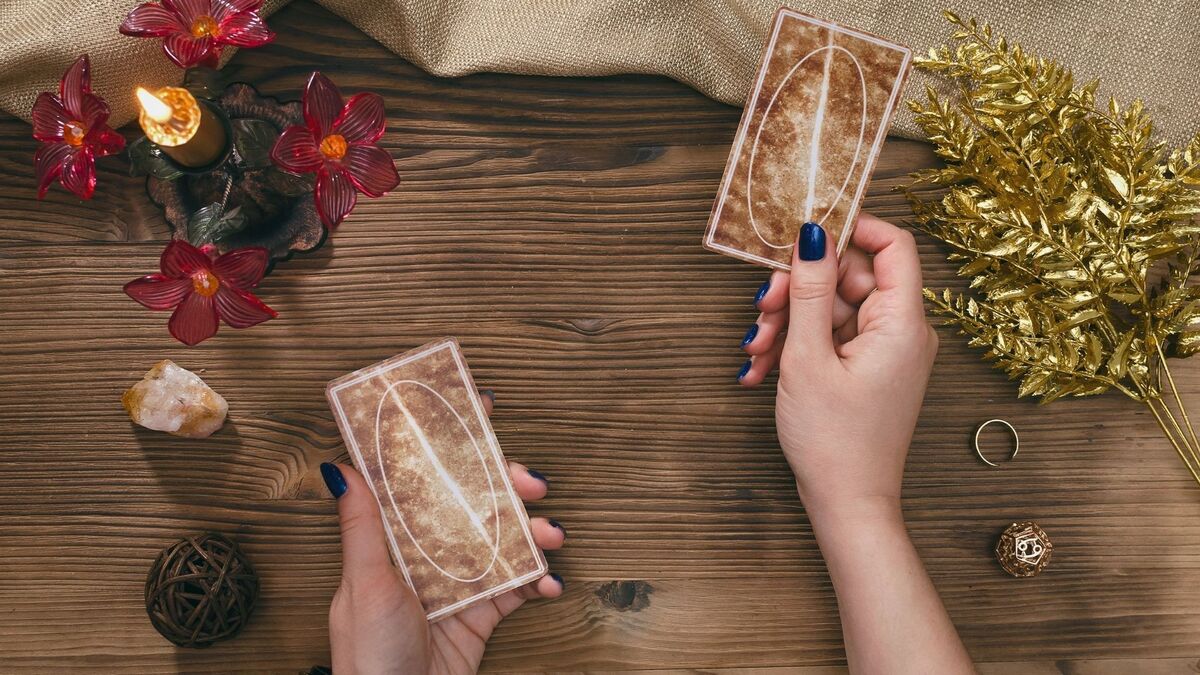 Cartomante abrindo um baralho de Tarot.