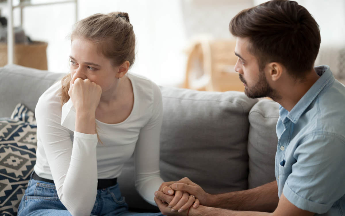 Marido e mulher discutindo.