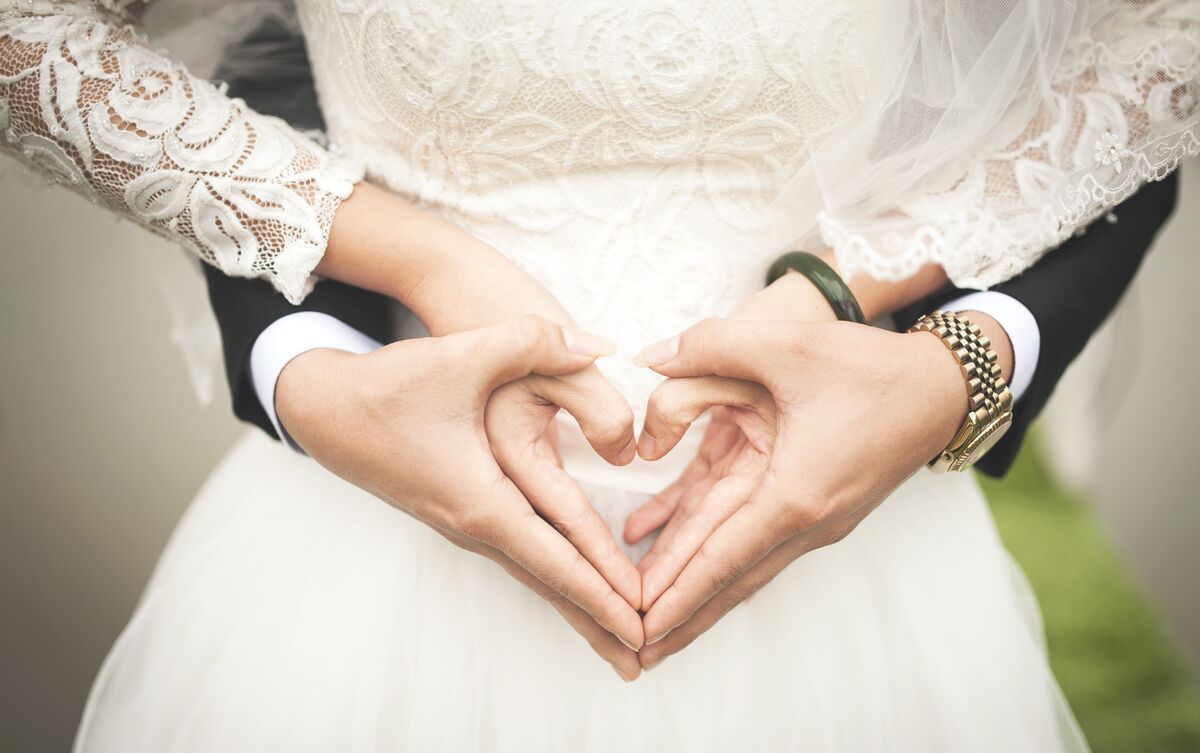 Marido e mulher em casamento.