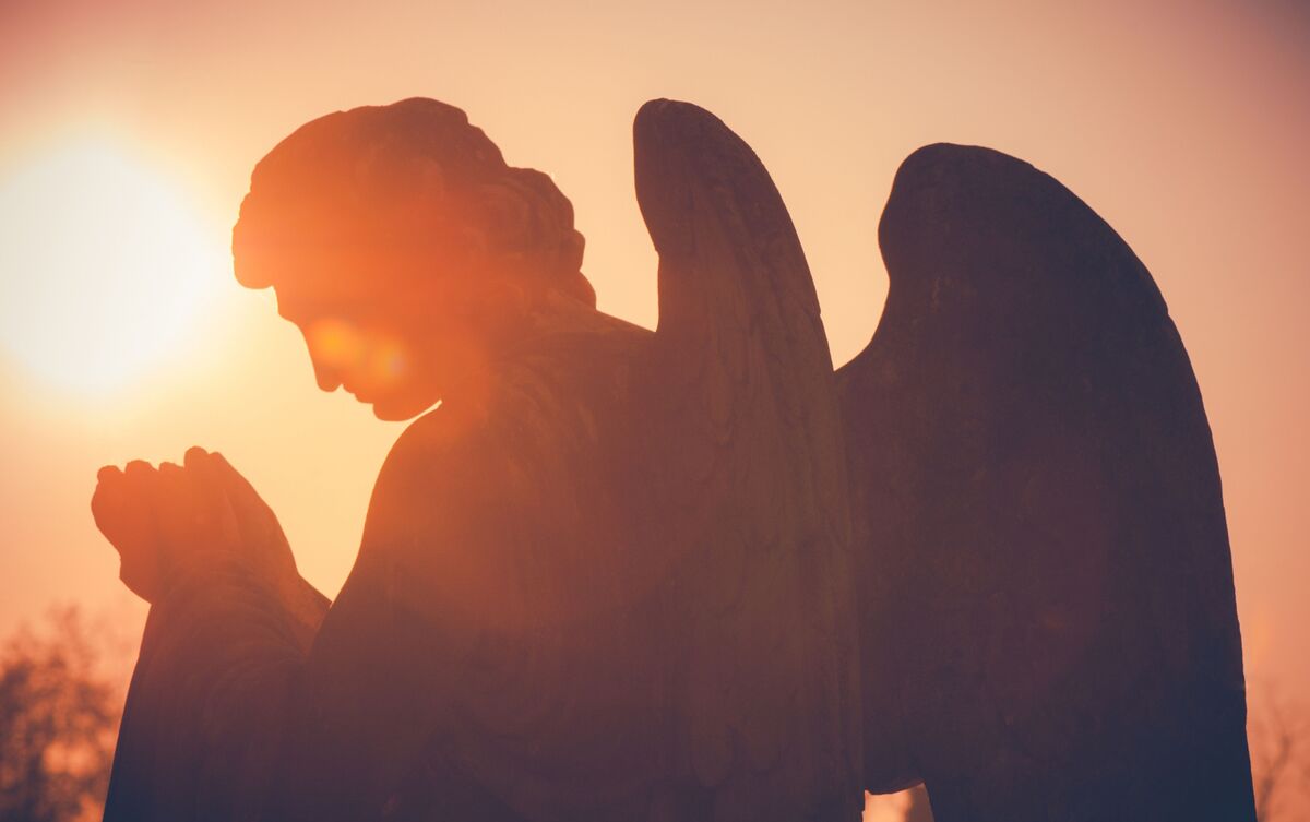 Estátua de anjo no céu.