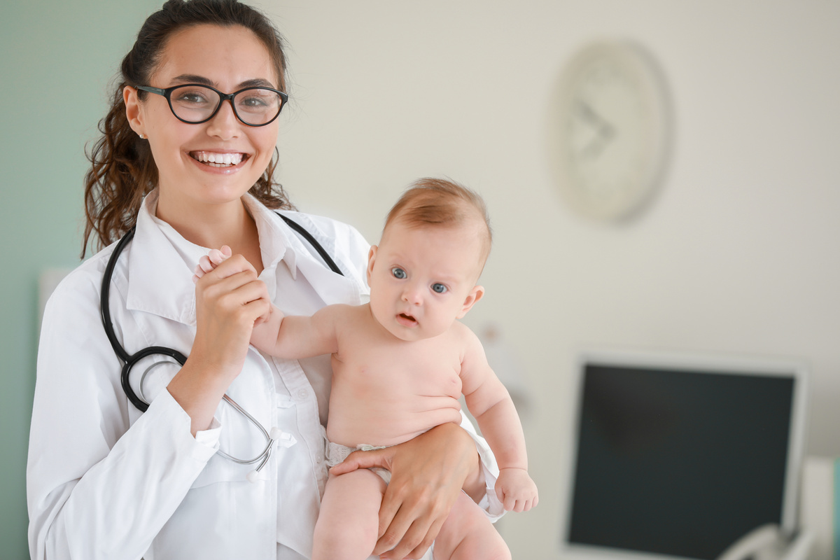 Médica segurando bebê doente no colo