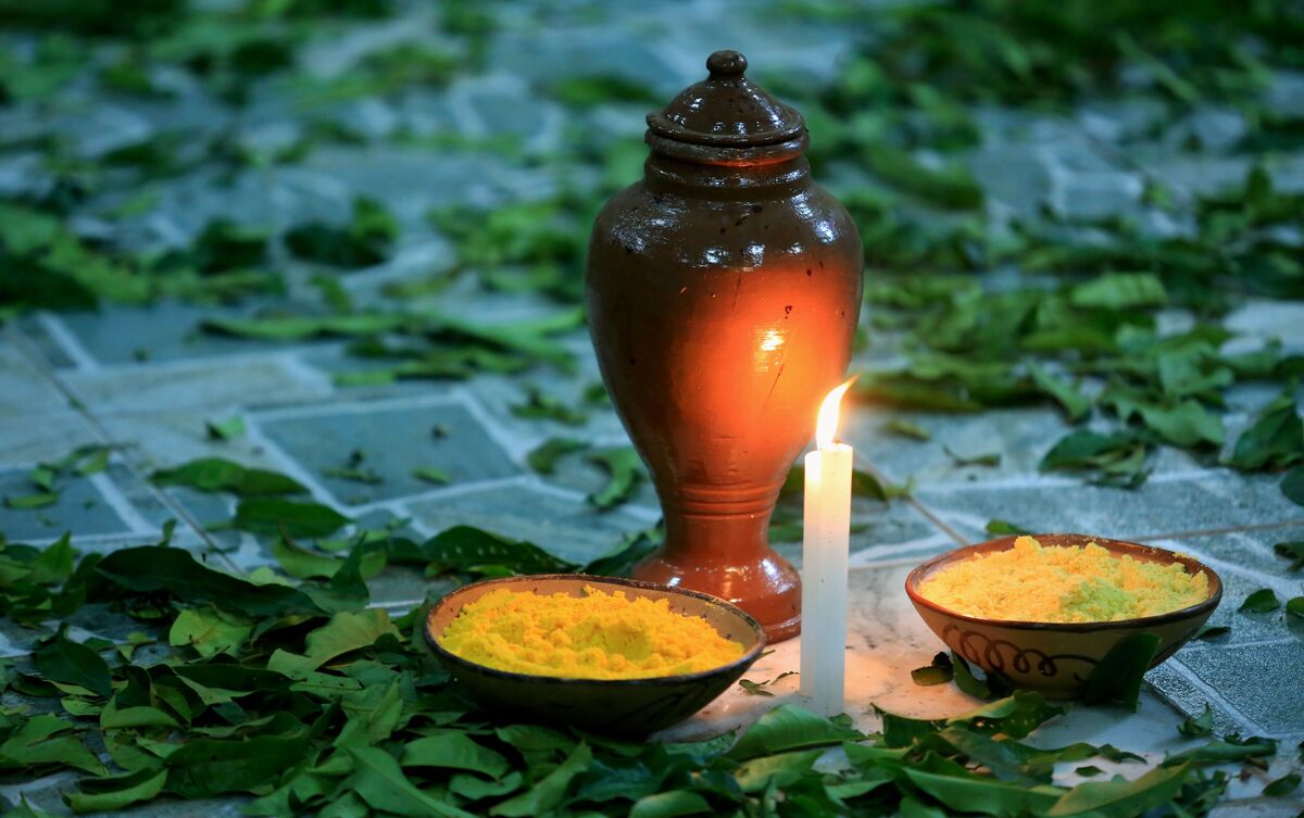 Velas e acessórios para ritual com Pomba Gira.