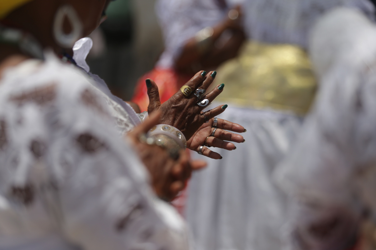 Mulher em reunião de Umbanda.