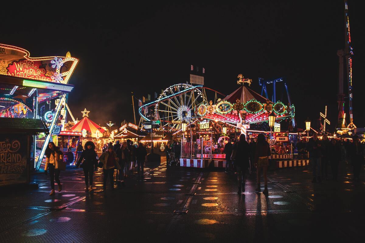 Parque de diversões durante a noite.