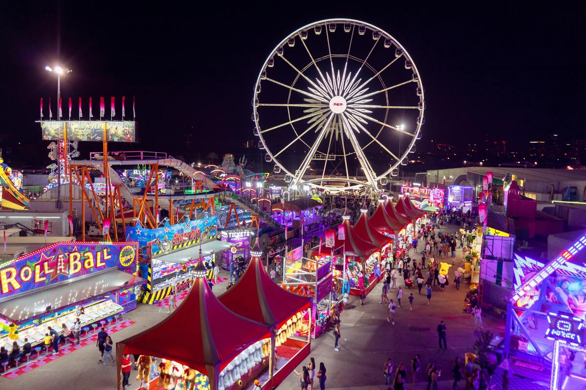 Visão superior de um parque de diversões a noite.