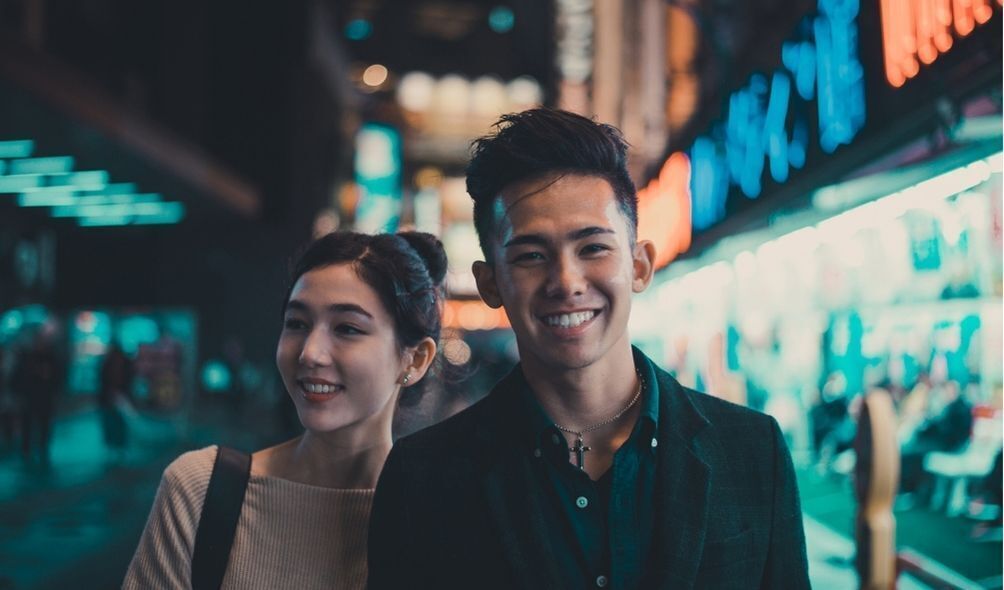 Casal japonês andando na rua