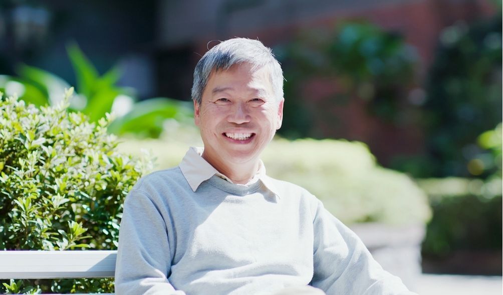 Homem japonês idoso sorrindo